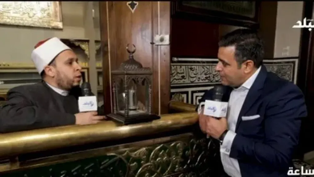 سيف الرسول ومصحف الإمام علي.. إمام مسجد الحسين يستعرض حجرة المقتنيات النبوية