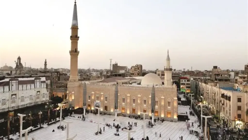 إمام مسجد الحسين: تقبيل جدار المقام ليس عبادة بل إعلان محبة لحفيد النبي