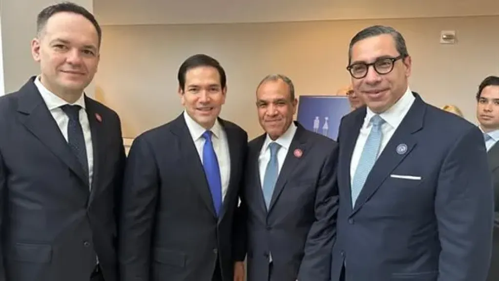 وزير الخارجية يجري مجموعة من اللقاءات الجانبية مع الوزراء والمسئولين