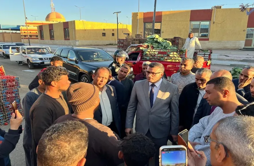 محافظ قنا يتفقد مجمع شوادر ”هو” ويستمع لمطالب التجار