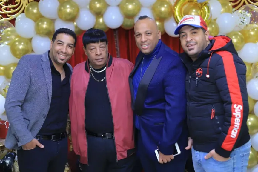 شاهد.. عبد الباسط حمودة يحتفل بعيد ميلاده وسط عائلته وأبنائه