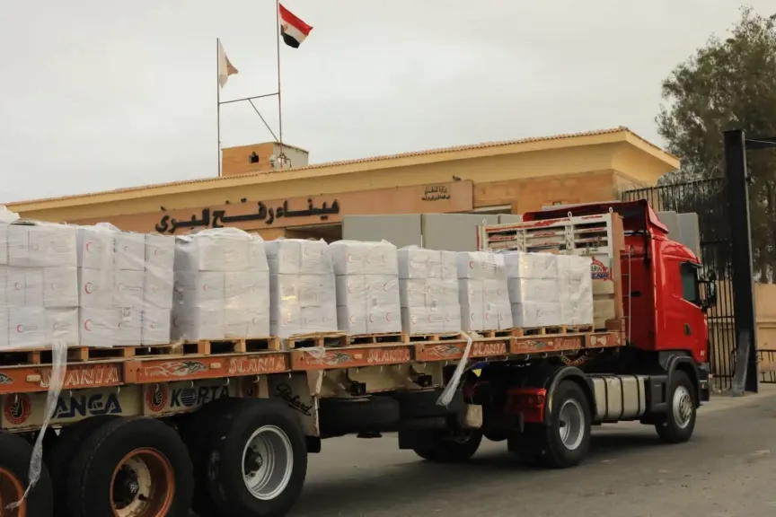 قافلة المساعدات الإنسانية زاد العزة الـ143 تدخل إلى الفلسطينيين بقطاع غزة