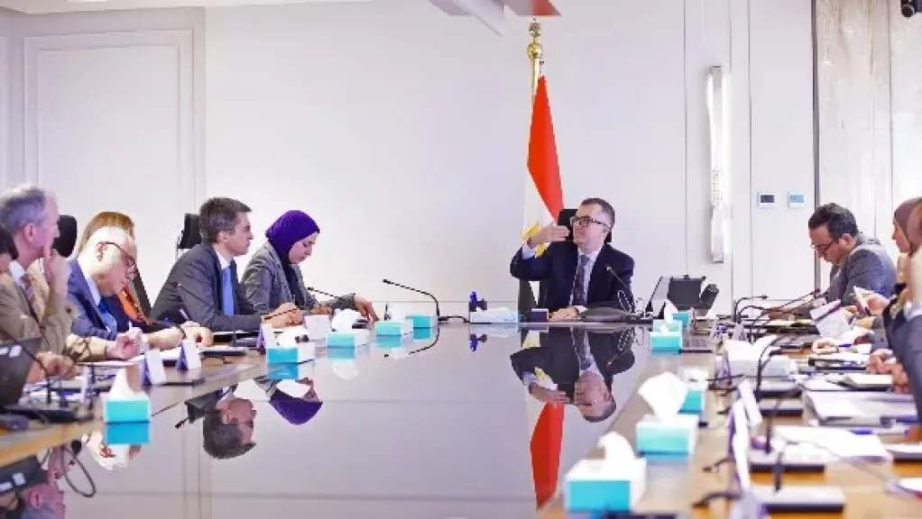 وزير التخطيط يبحث مع البنك الدولي تعزيز الانضباط المالي والاستثمار الاجتماعي
