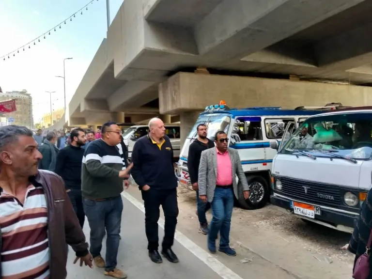 محافظ الدقهلية: حلول جذرية للتكدس المروري بمدينة ميت غمر ونقل مواقف القرى أسفل الكوبري الجديد