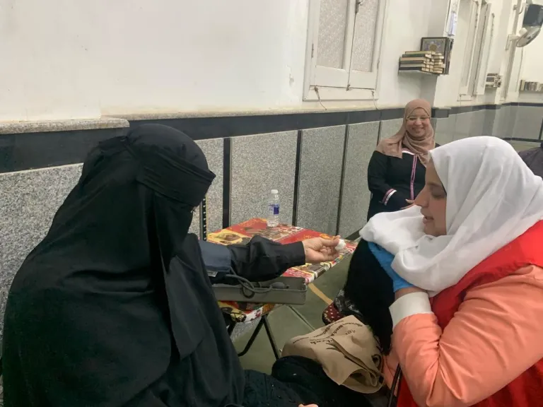 انتشار مُكثف لفرق المبادرات الرئاسية أمام المساجد وساحات التراويح بالدقهلية