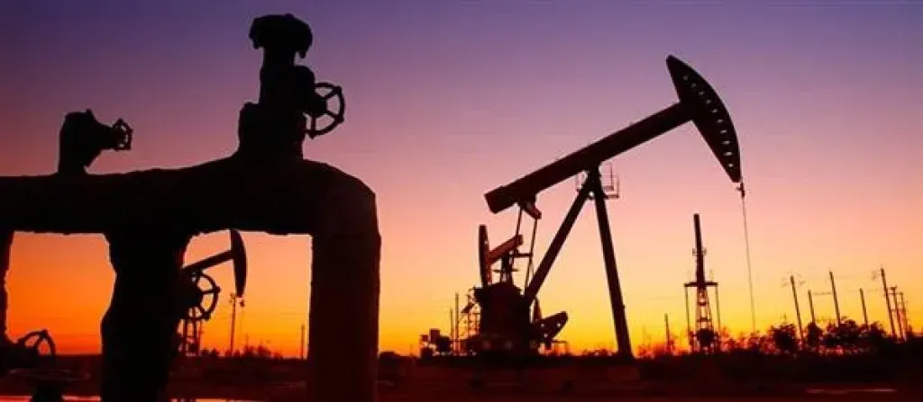 أسعار النفط تتراجع بأكثر من 1% مع تقييم احتمالات التوصل إلى اتفاق نووي