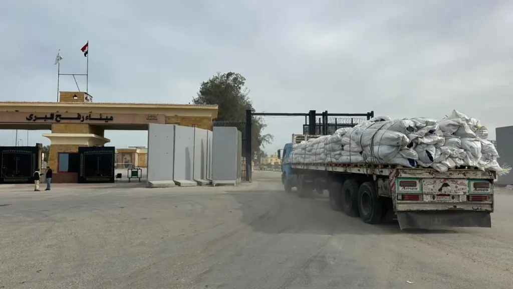 الهلال الأحمر المصري يدفع بأكثر من 180 ألف سلة غذائية ومستلزمات شتوية عبر «زاد العزة» 144| صور