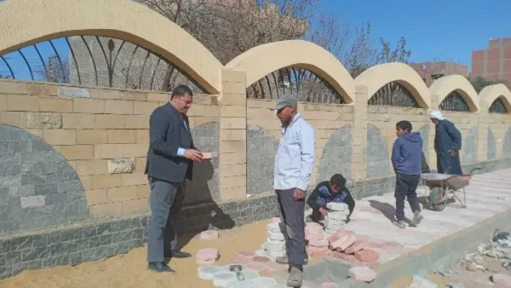 محافظ أسيوط: استمرار تطوير الطرق المؤدية إلى الدير المحرق وآثار مير بالقوصية