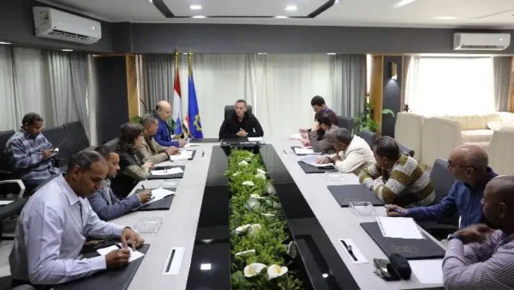 محافظ أسوان: خطة محكمة لتأمين السلع وضبط الأسواق خلال شهر رمضان