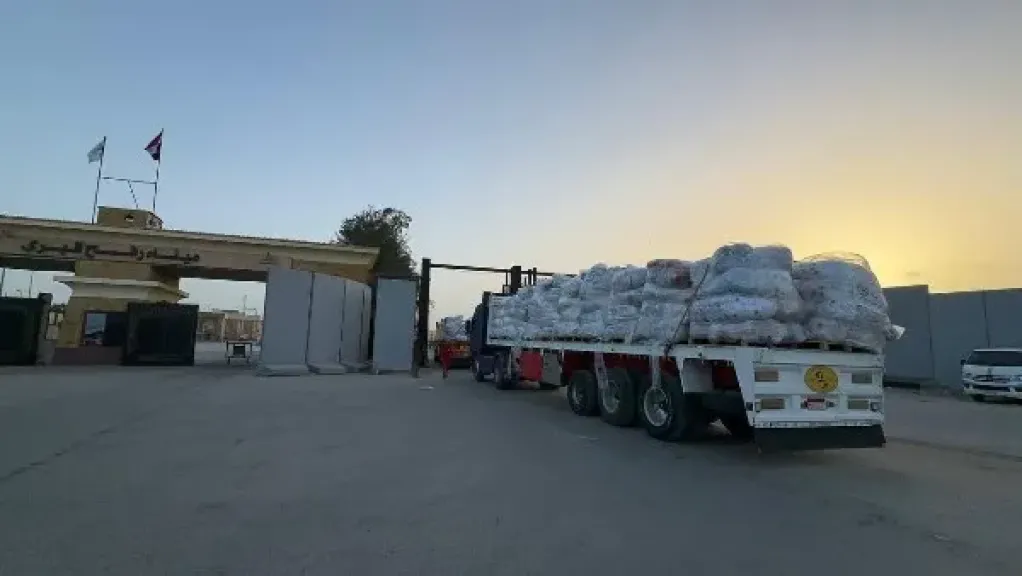 الهلال الأحمر يمد غزة بمواد غذائية ومستلزمات شتوية عبر «زاد العزة» 146 ويستقبل الدفعة الـ 19 من المصابين