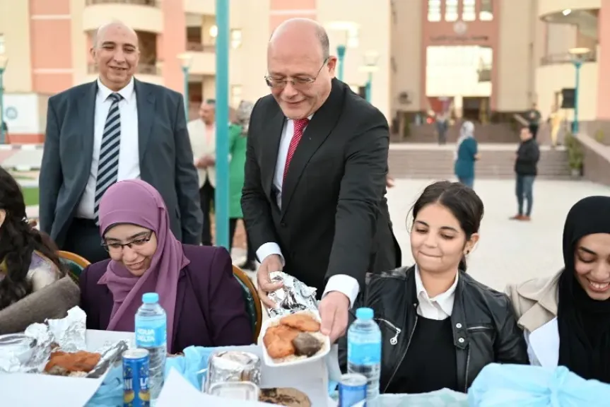 رئيس جامعة سوهاج الأهلية يشارك منسوبي الجامعة على مائدة الإفطار