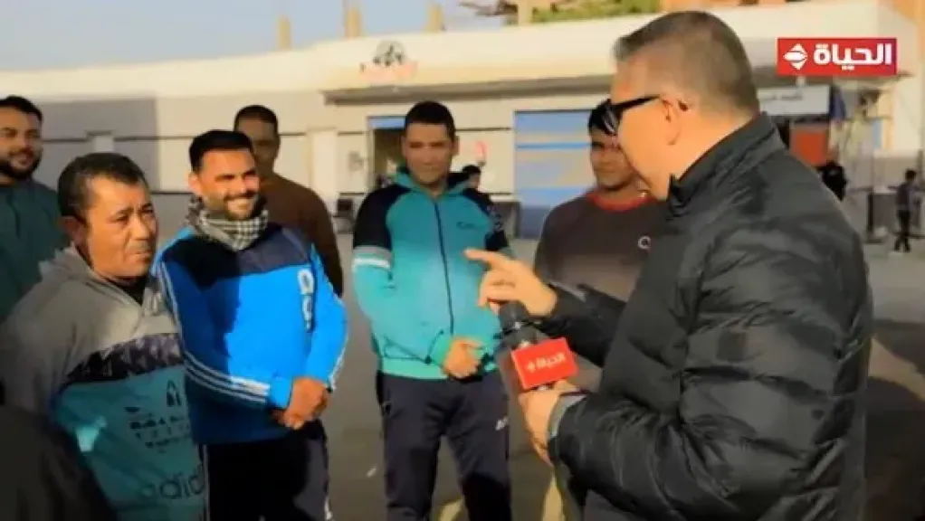 عمرو الليثي يفرح قلوب العاملين بمحطة وقود ويمنحهم جوائز مالية في ”أجمل ناس”