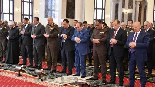 المتحدث الرئاسي ينشر صور الرئيس السيسي يؤدي صلاة الجمعة بمسجد المشير طنطاوي