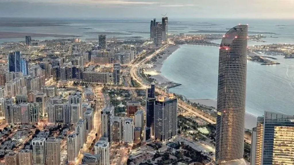 مقتل شخص من جنسية آسيوية بعد سقوط شظايا صاروخ في أبوظبي