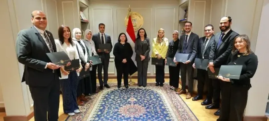 وزيرة التضامن تكرم فريق عمل الوزارة المشارك في معرض للحرف اليدوية بالهند