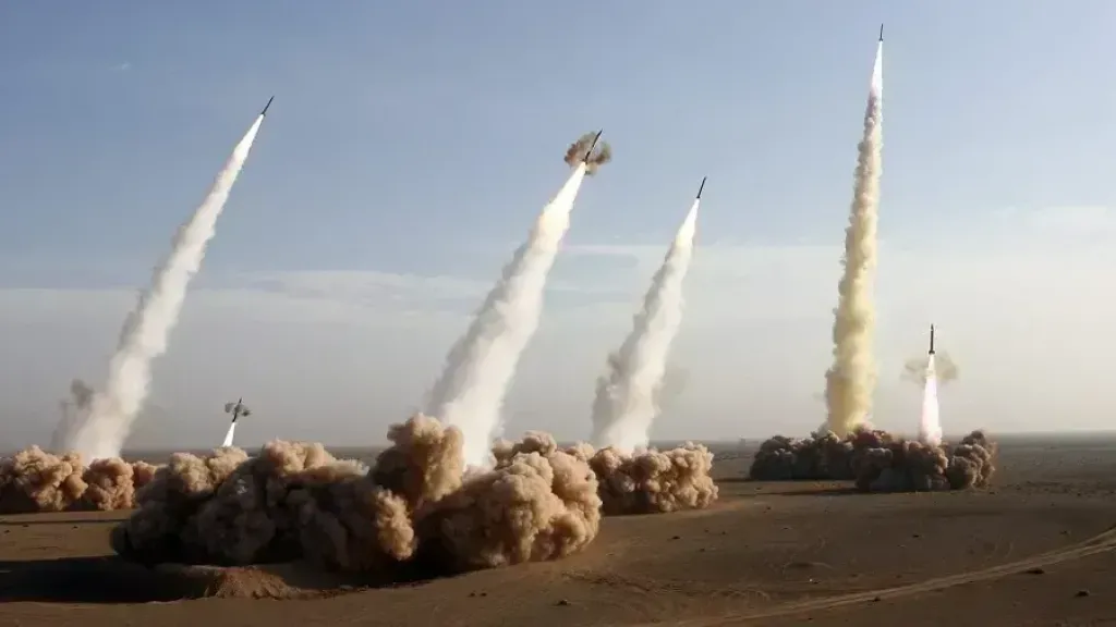 الدفاع الإماراتية: الدفاعات الجوية تتعامل حاليًا مع تهديد صاروخي إيراني جديد