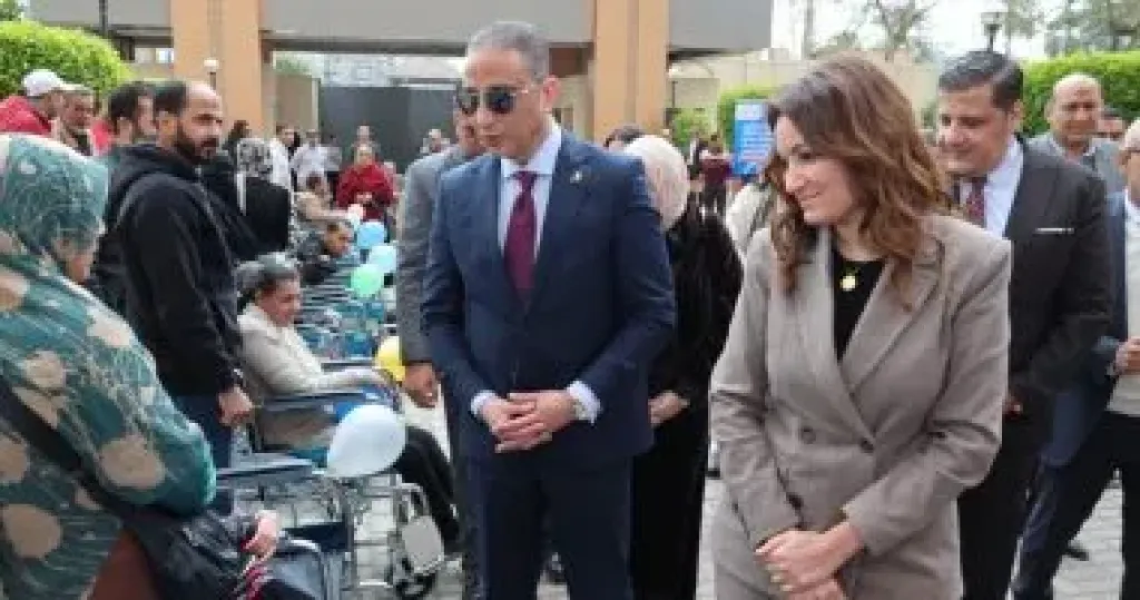 محافظ الجيزة يسلم 27 كرسيا متحركا وأجهزة تعويضية لذوى الهمم
