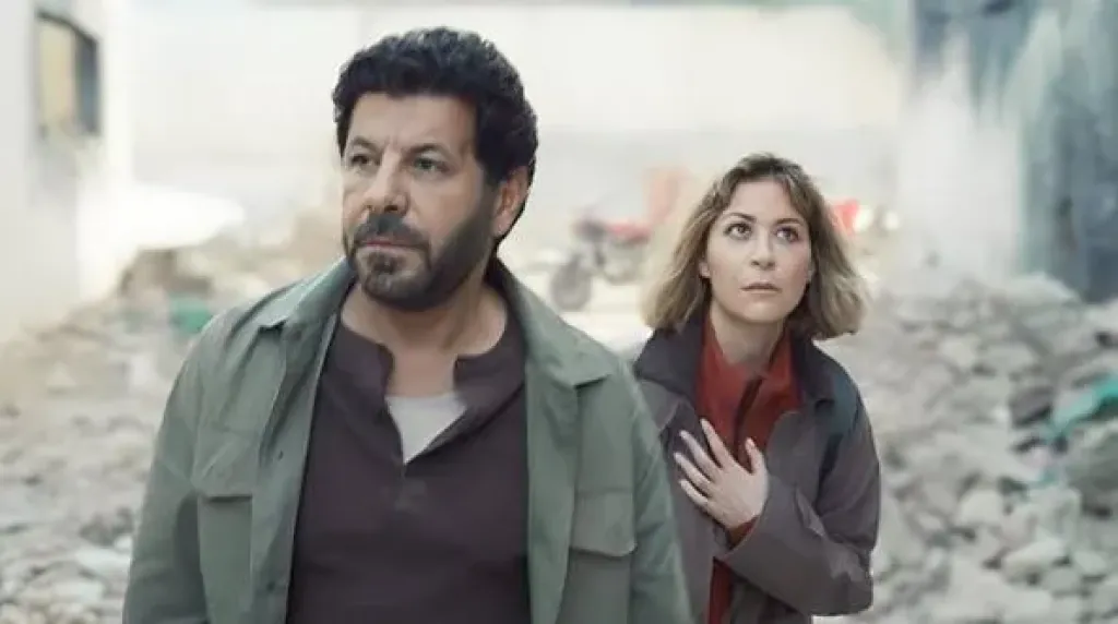 الحلقة 12 من مسلسل «صحاب الأرض».. سيدة غزاوية تتوفى بين يدي منة شلبي بعد وضع طفلها