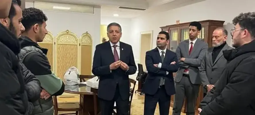 رسالة حاسمة من أثينا.. سفير مصر لدى اليونان يلتقي أسر ضحايا مركب كريت