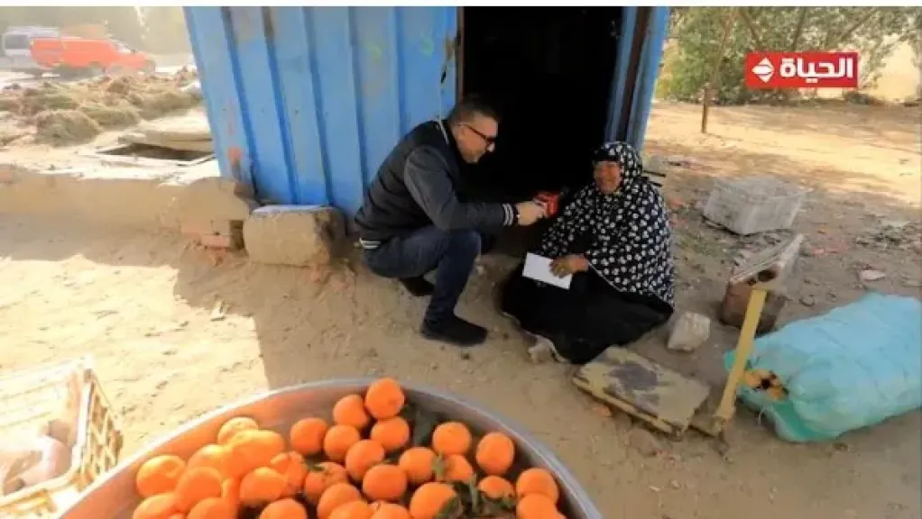 رزق بنت ابني.. عمرو الليثي يجبر بخاطر سيدة ويهديها 5000 جنيه