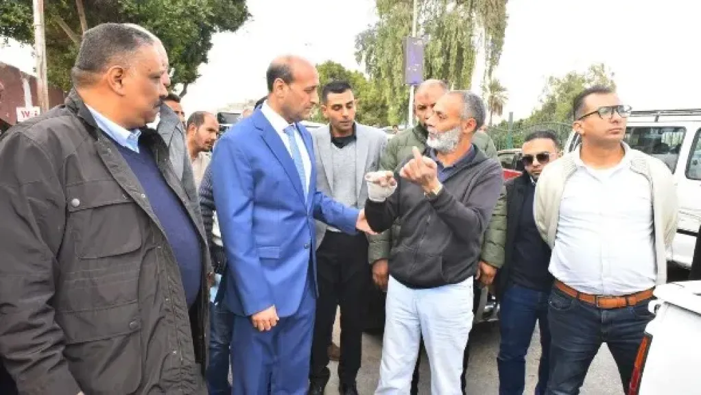 محافظ أسيوط يتفقد محيط موقفي نزلة عبداللاه والأزهر لحل الاختناقات المرورية
