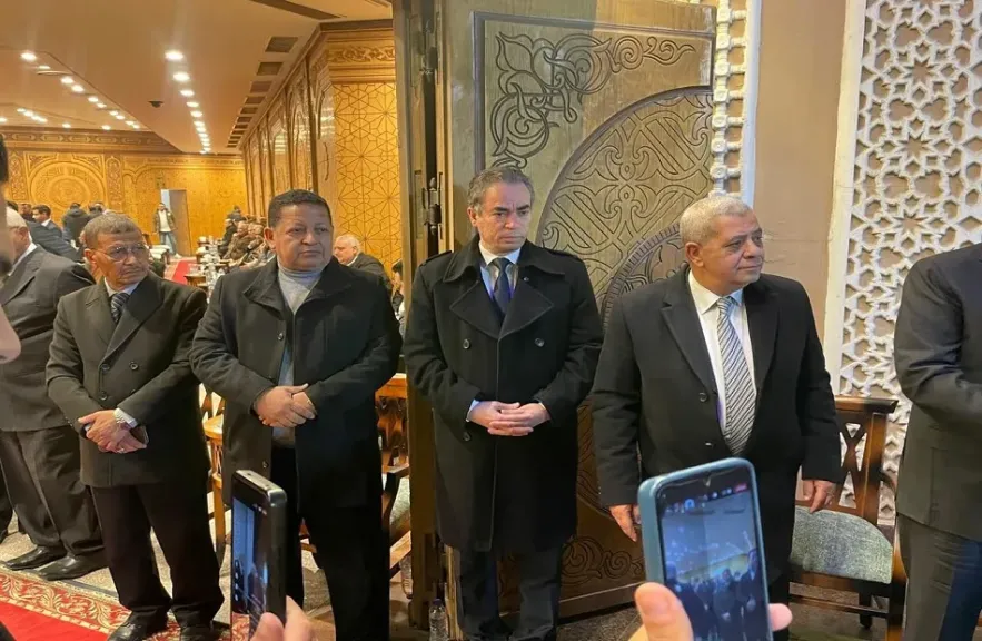 أحمد المسلماني يشارك عائلة فهمي عمر في تلقي عزاء شيخ الإذاعيين