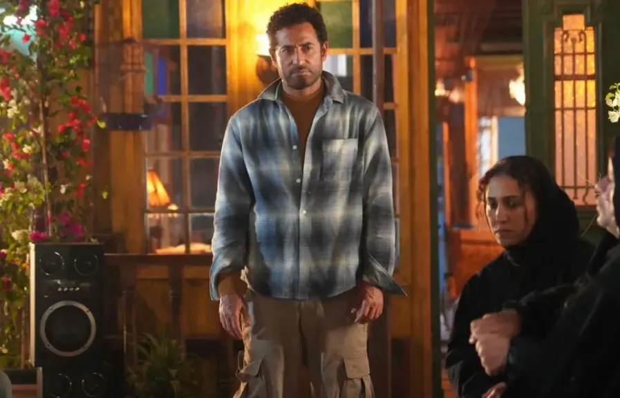 عمرو سعد يهاجم مروجي تصدر مسلسلاتهم: «لأول مرة ننشر التقارير المعتمدة مش المزورة»