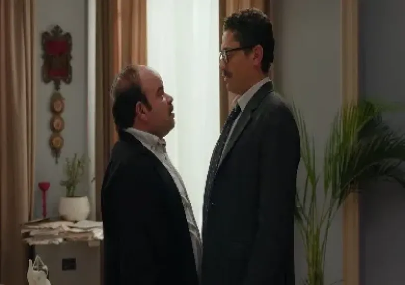 محمد عبد الرحمن محامٍ تحت التمرين في الحلقة الأولى من مسلسل «المتر سمير»