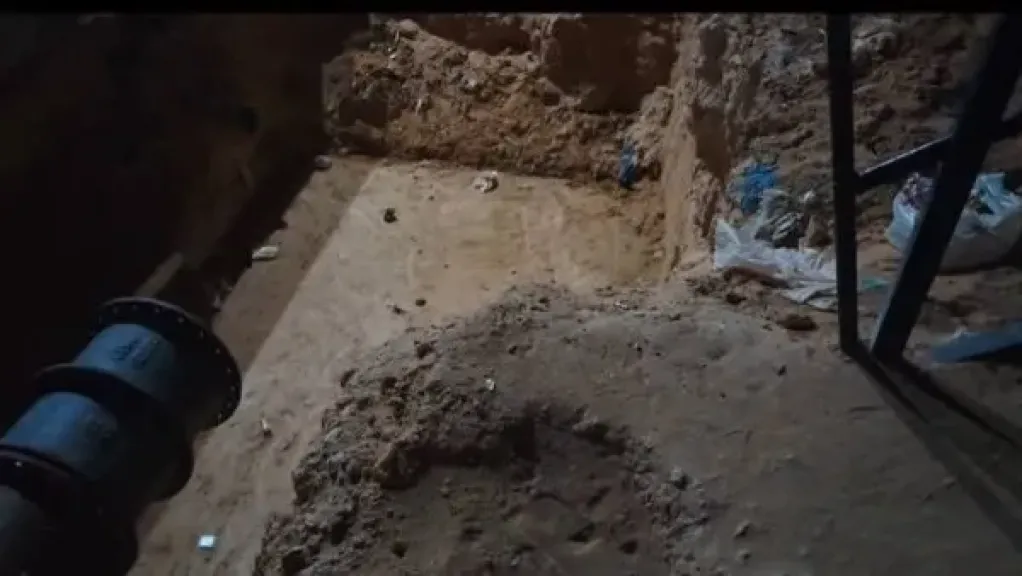 أهالي مطروح يشتكون من حفرة عميقة بحي سكني.. وشركة المياه ترد