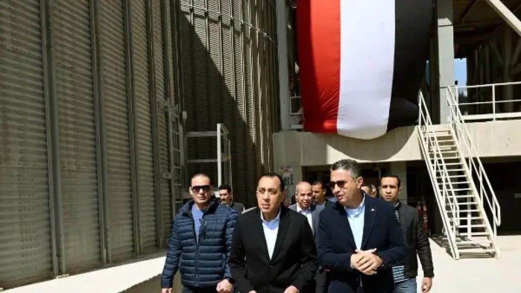 مدبولي يسلم عقود وحدات سكنية بحدائق العاصمة لمحدودي ومتوسطي الدخل