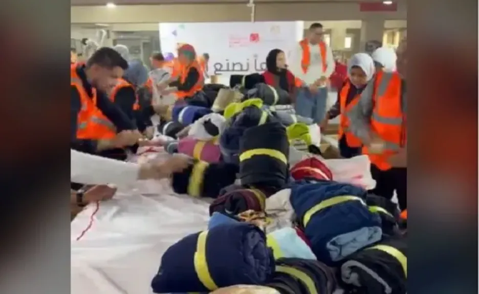 موظفو البنك المركزي يشاركون في تجهيز ملابس العيد ضمن مبادرة «العيد فرحة» بالتعاون مع بنك الكساء المصري