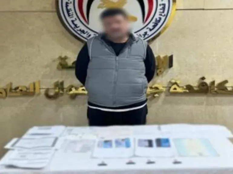 ضبط نصاب استولى على أموال راغبي السفر بتأشيرات مزورة