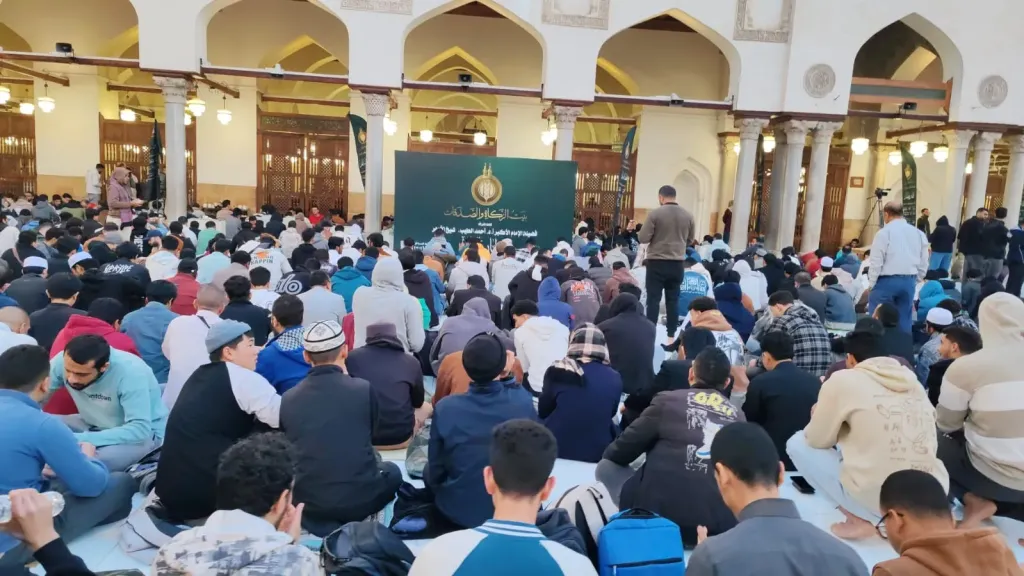 سفيرا إسبانيا وإندونيسيا يشاركان آلاف الصائمين إفطار «بيت الزكاة والصدقات» بالجامع الأزهر