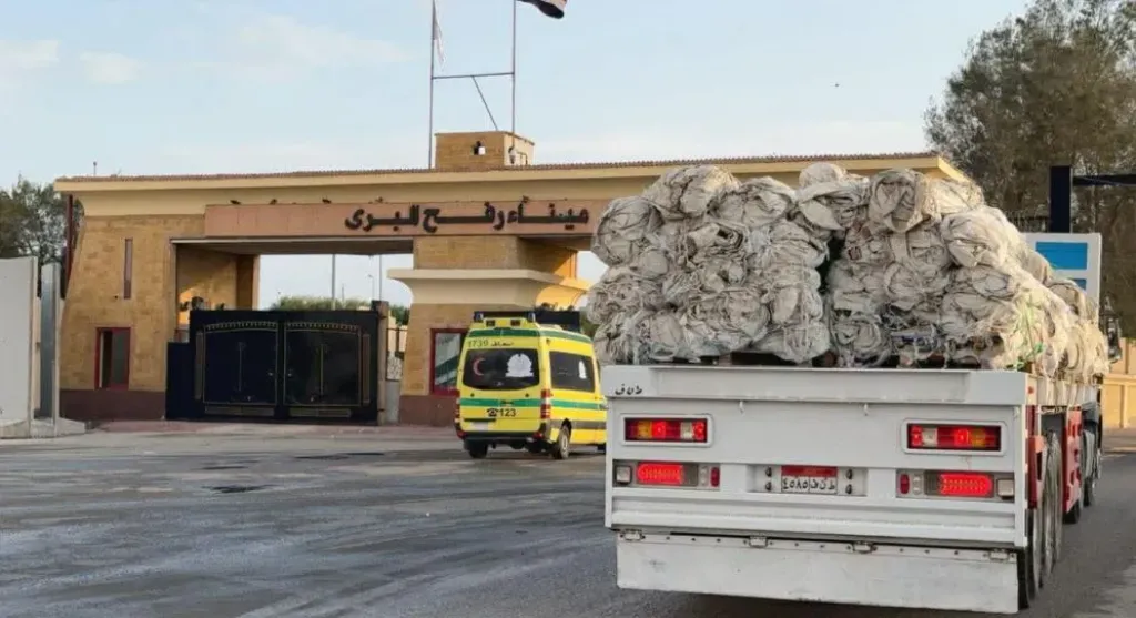 الهلال الأحمر المصري يدفع بمساعدات غذائية وطبية لدعم الفلسطينيين عبر قافلة زاد العزة الـ153