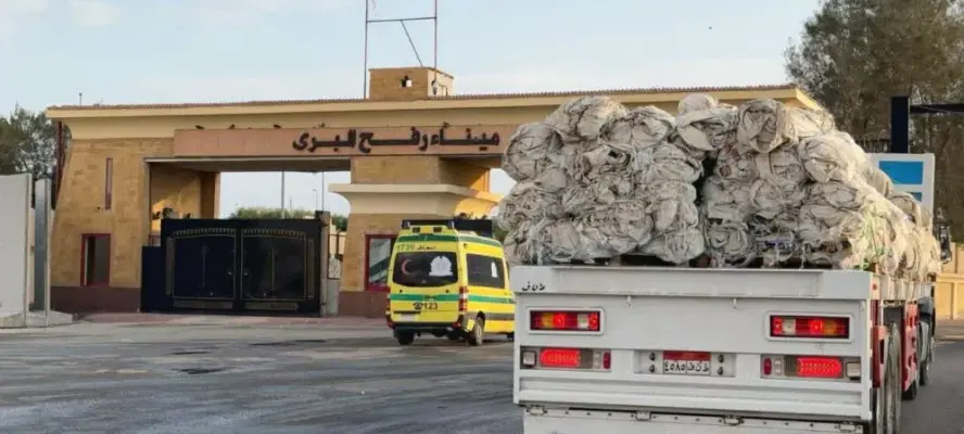 الهلال الأحمر المصري يدفع بمساعدات غذائية وطبية لدعم الفلسطينيين عبر قافلة زاد العزة الـ153