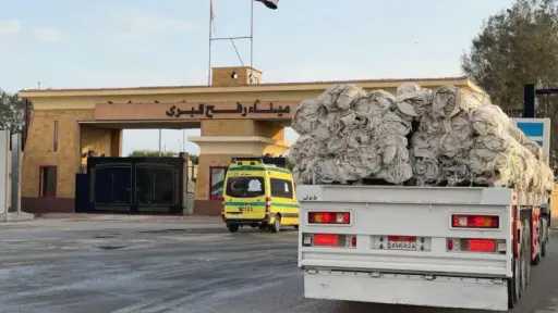 الهلال الأحمر المصري يدفع بمساعدات غذائية وطبية لدعم الفلسطينيين عبر قافلة زاد العزة الـ153