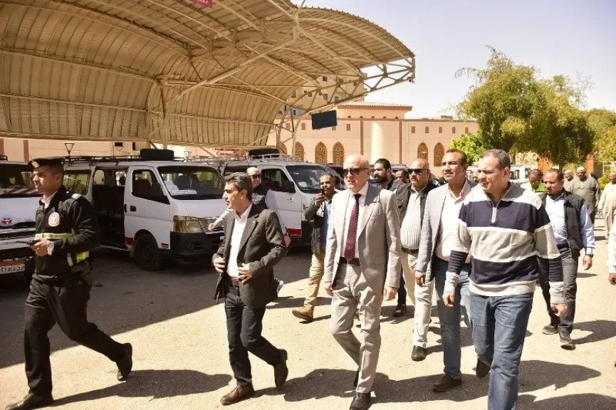 محافظ الأقصر يتفقد موقف أرمنت البياضية لمتابعة تطبيق التعريفة الجديدة