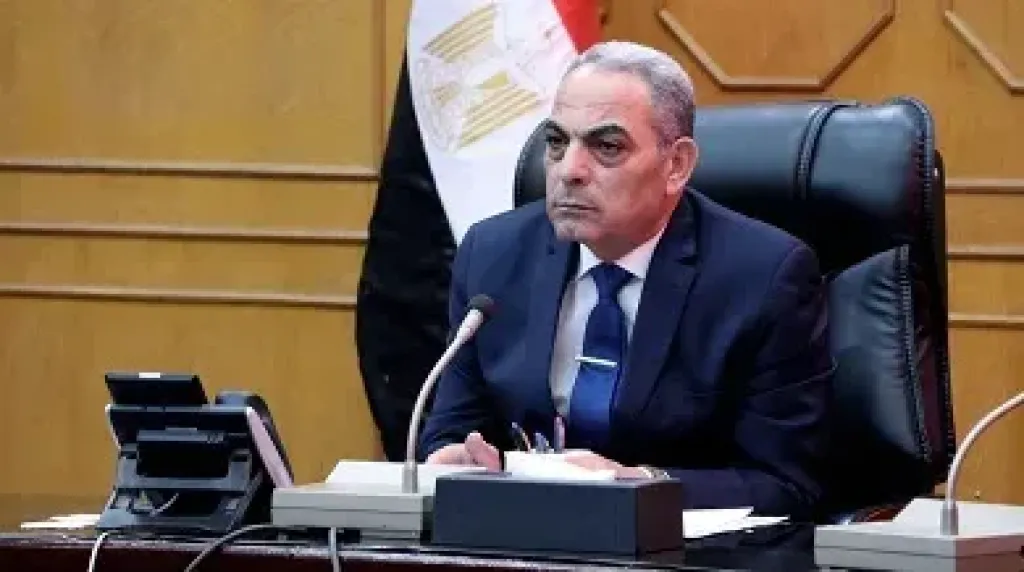 محافظ الإسماعيلية يوجه بالتنسيق لربط المناهج الدراسية باحتياجات سوق العمل