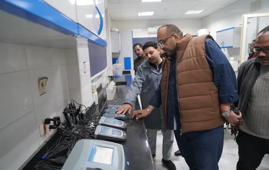 رئيس مياه سوهاج يتفقد المحطات بطهطا ويُكرم المتميزين