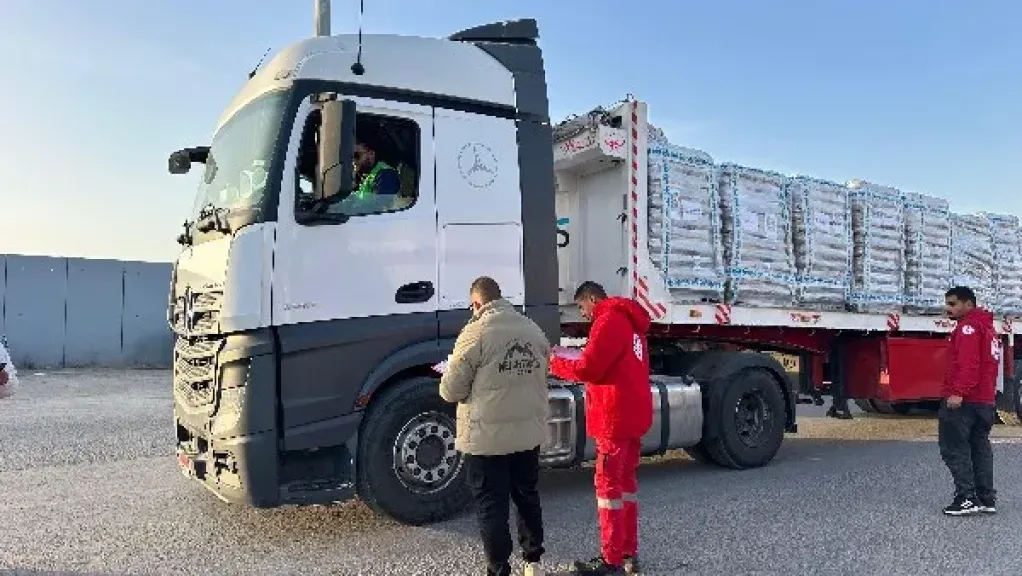 الهلال الأحمر: 2,700 طن مساعدات جديدة لدعم أهالي غزة