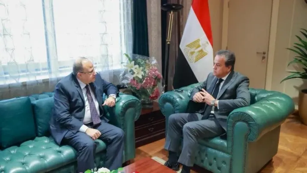 وزير الصحة يبحث مع رئيس هيئة الدواء توافر المستلزمات الطبية وملفات التتبع والتوطين