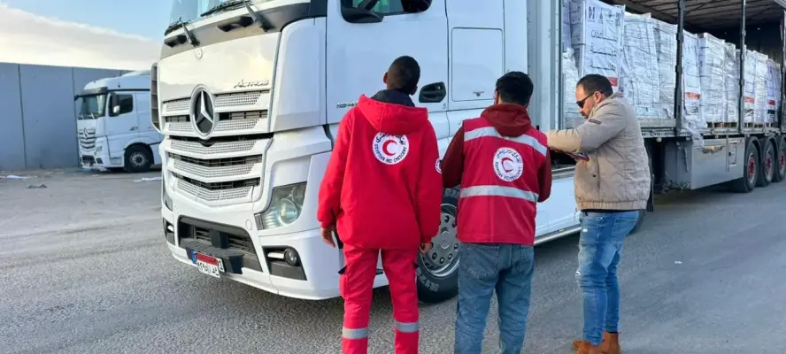 الهلال الأحمر المصري يعزز مد غزة بمزيد من المستلزمات الإغاثية والشتوية عبر قافلة «زاد العزة» 156