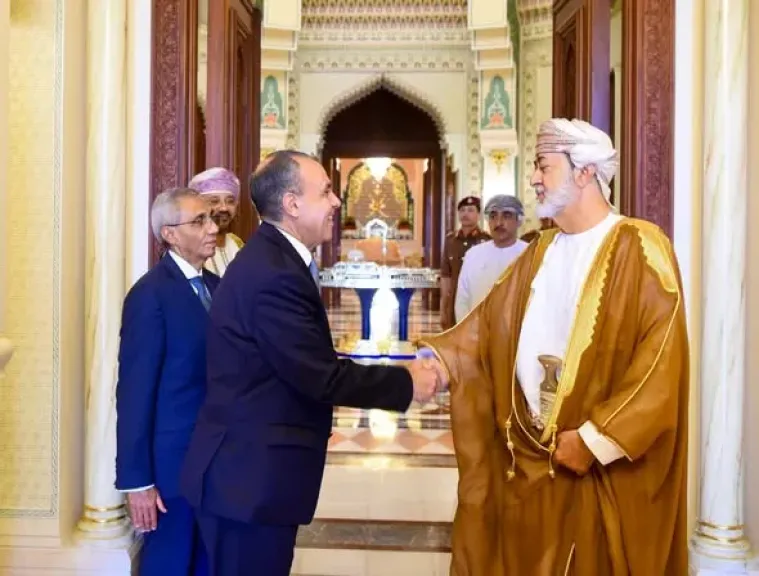 وزير الخارجية ينقل رسالة تضامن إلى سلطان عُمان ويبحث جهود احتواء التصعيد الإقليمي
