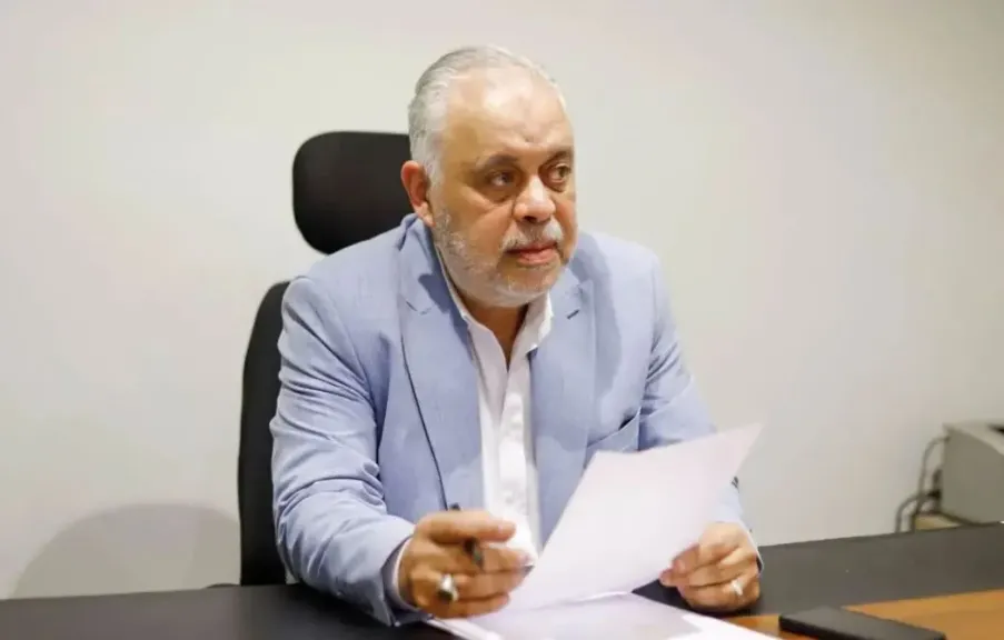 أشرف زكي يعلق على الجدل بين عمرو سعد ومحمد سامي حول الأعلى مشاهدة: كل واحد حر