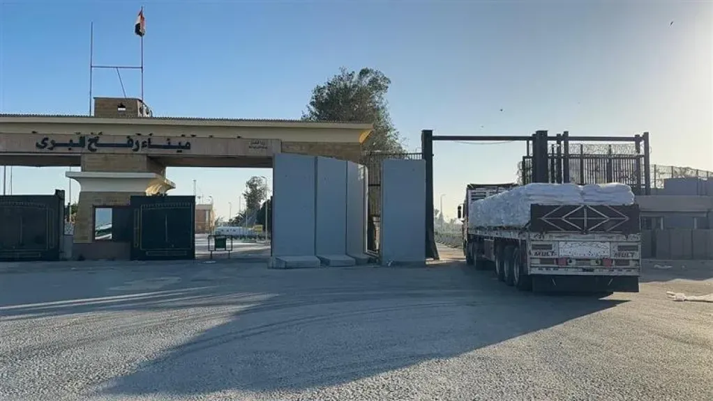 الهلال الأحمر يدفع بأكثر من 78 ألف سلة غذائية ومستلزمات شتوية عبر قافلة زاد العزة 157