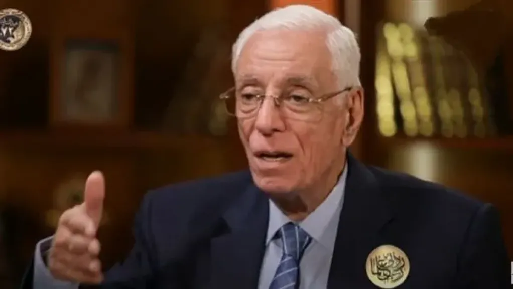 حسام موافي يكشف علاقة بعض الأطعمة بزيادة رعشة اليدين