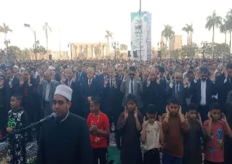 محافظ الأقصر يؤدي صلاة عيد الفطر بساحة أبو الحجاج ويوجه برفع الاستعدادات بكافة القطاعات