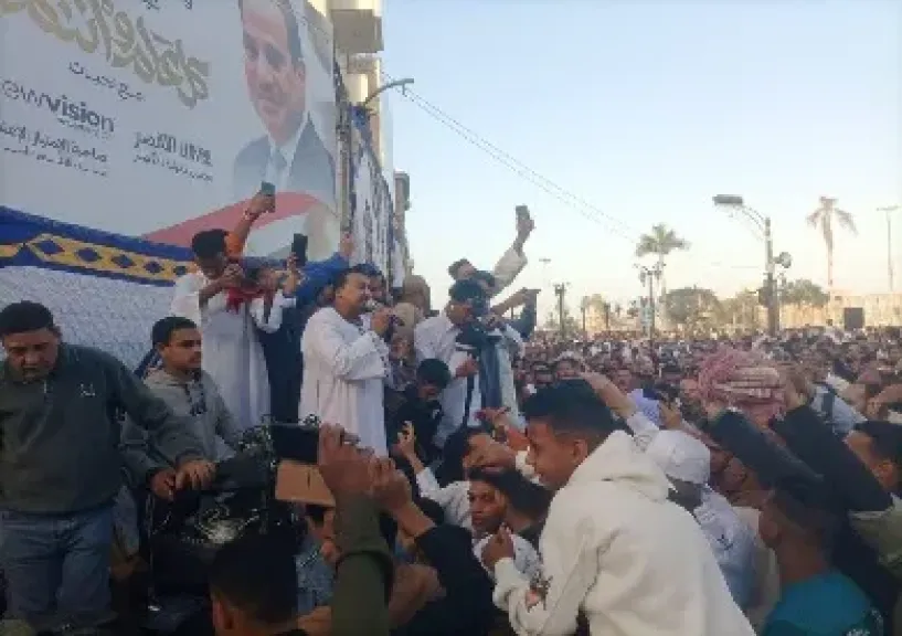 أهالي الأقصر يبدأون احتفالاتهم بعيد الفطر في محيط ساحة أبو الحجاج بتواشيح وابتهالات ثم أغانٍ شعبية
