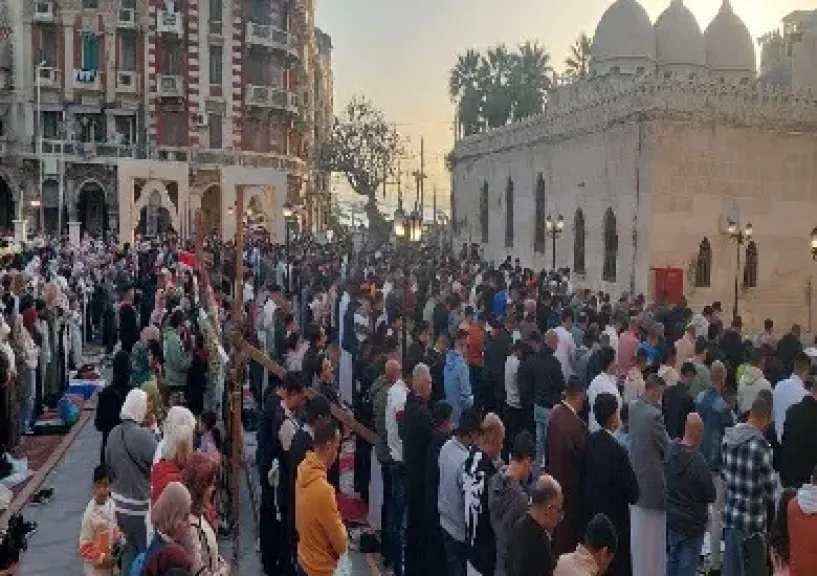 المصلون يؤدون صلاة عيد الفطر بمسجد أبو العباس المرسي بالإسكندرية