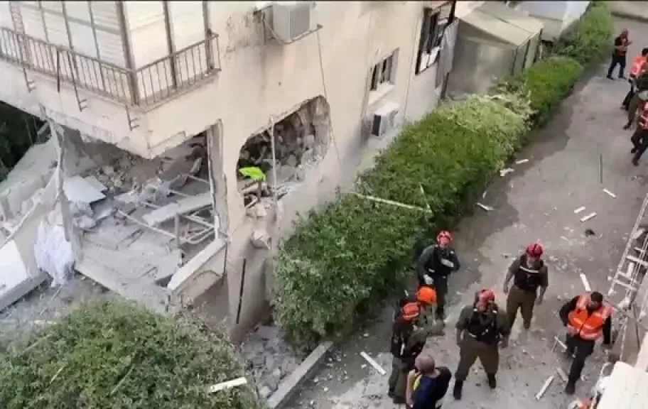 هآرتس تكشف عن خسائر إسرائيل في الحرب: فشل في اعتراض 26 صاروخا عنقوديا وتضرر 9 آلاف مبنى